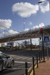 Image du Maroc Professionnelle de  Le Tram passe sous le pont à haubans au carrefour Sidi Maârouf, Vendredi 18 Avril 2019. Après 4 années de travaux, le trafic routier sera bientôt fluidifié dans cette artère de la métropole où la circulation était le calvaire quotidien des utilisateurs. (Photo / Abdeljalil Bounhar)